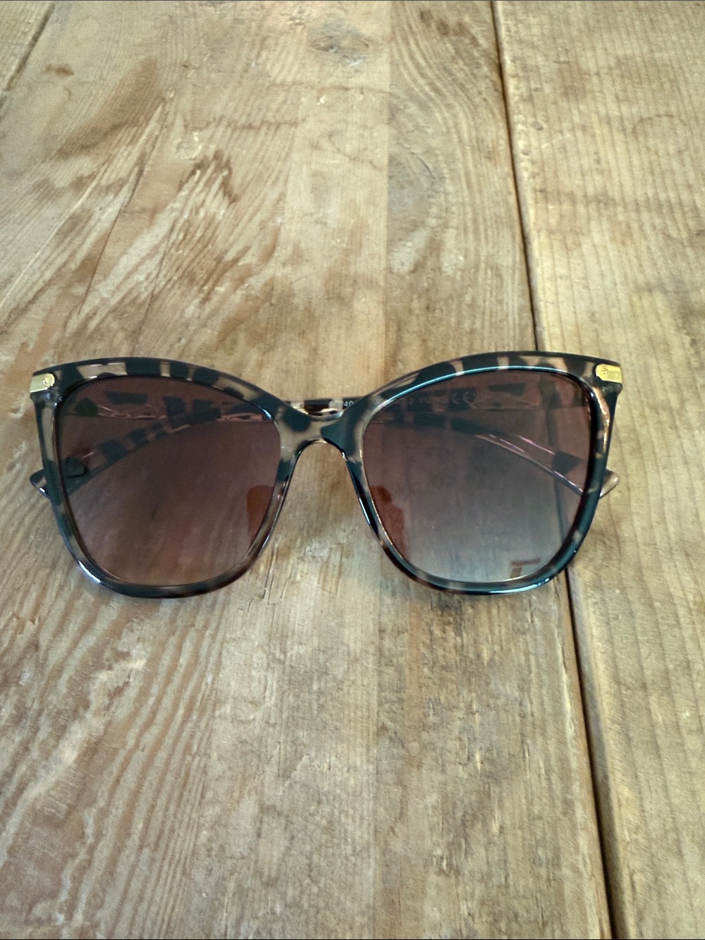 Stylish Tortoiseshell Cat-Eye Sunglasses - Brown Lenses